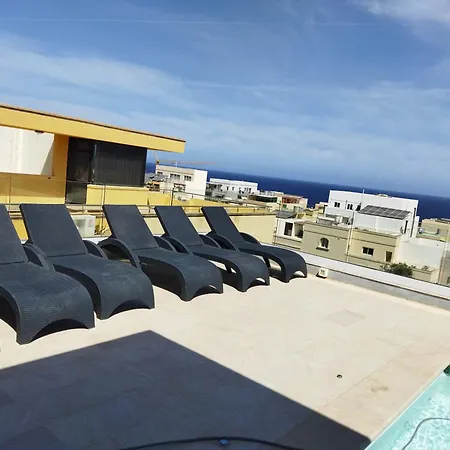 Duplex Penthouse With Swimming Pool דירה *